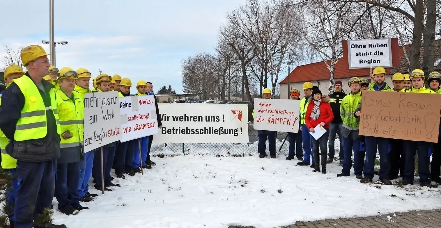 Auftakt für den Arbeitskampf am Dienstagmorgen vorm Werktor der Zuckerfabrik in Brottewitz. Weitere Kampfaktionen sind in Vorbereitung. ⇥