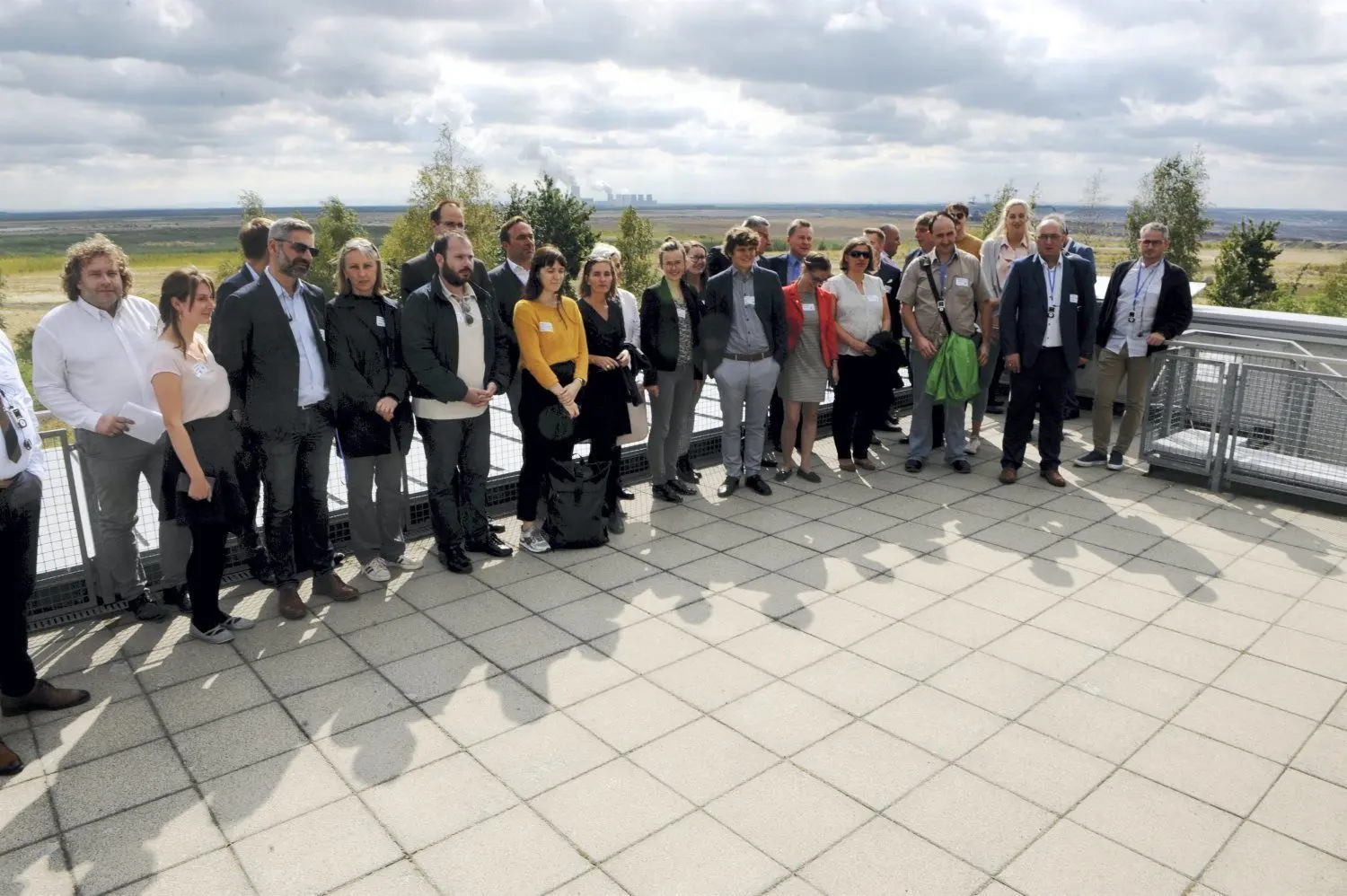 Die Revierfahrt für die Bürgermeister führte an den Schweren Berg (im Bild) nach Weißwasser sowie an den Bärwalder See. Im Hintergrund ist der Tagebau Nochten sowie die bereits einsetzende Renaturierung zu sehen. ⇥