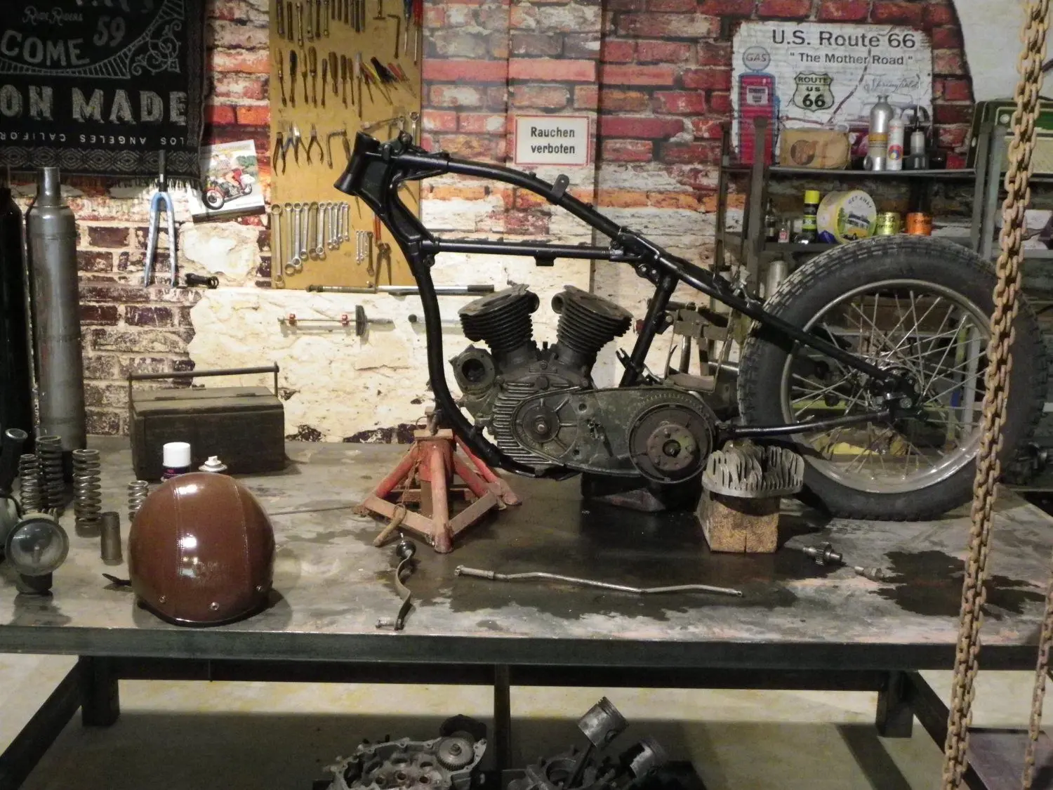 Die Ausstellung bietet auch einen Blick in eine mit vielen Details liebevoll ausgestattete Werkstatt.