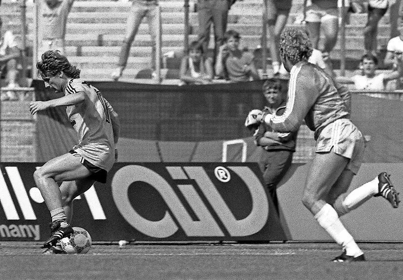 Einer der berühmtesten Fehlschüsse der Bundesliga: Frank Mill (l.) ist an Bayern-Keeper Jean-Marie Pfaff vorbei, trifft aber nur den Pfosten.