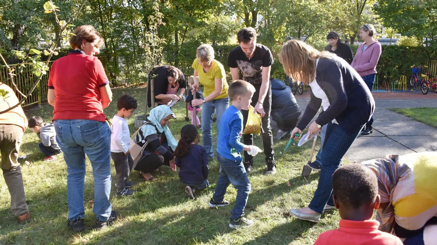 Herbst 2019: An der Pflanzaktion „Schmellwitz blüht auf“ haben sich die Bürger rege beteiligt. Um Grün- und Freiflächen aufzuwerten, sind mehr als 20 000 Zwiebeln gesteckt worden. Auch Kita-Kinder und Jugendliche der Naturschutzjugend haben mitgemacht - hier vor dem Montessori Kinderhaus und dem Eltern-Kind-Zentrum am Hopfengarten.