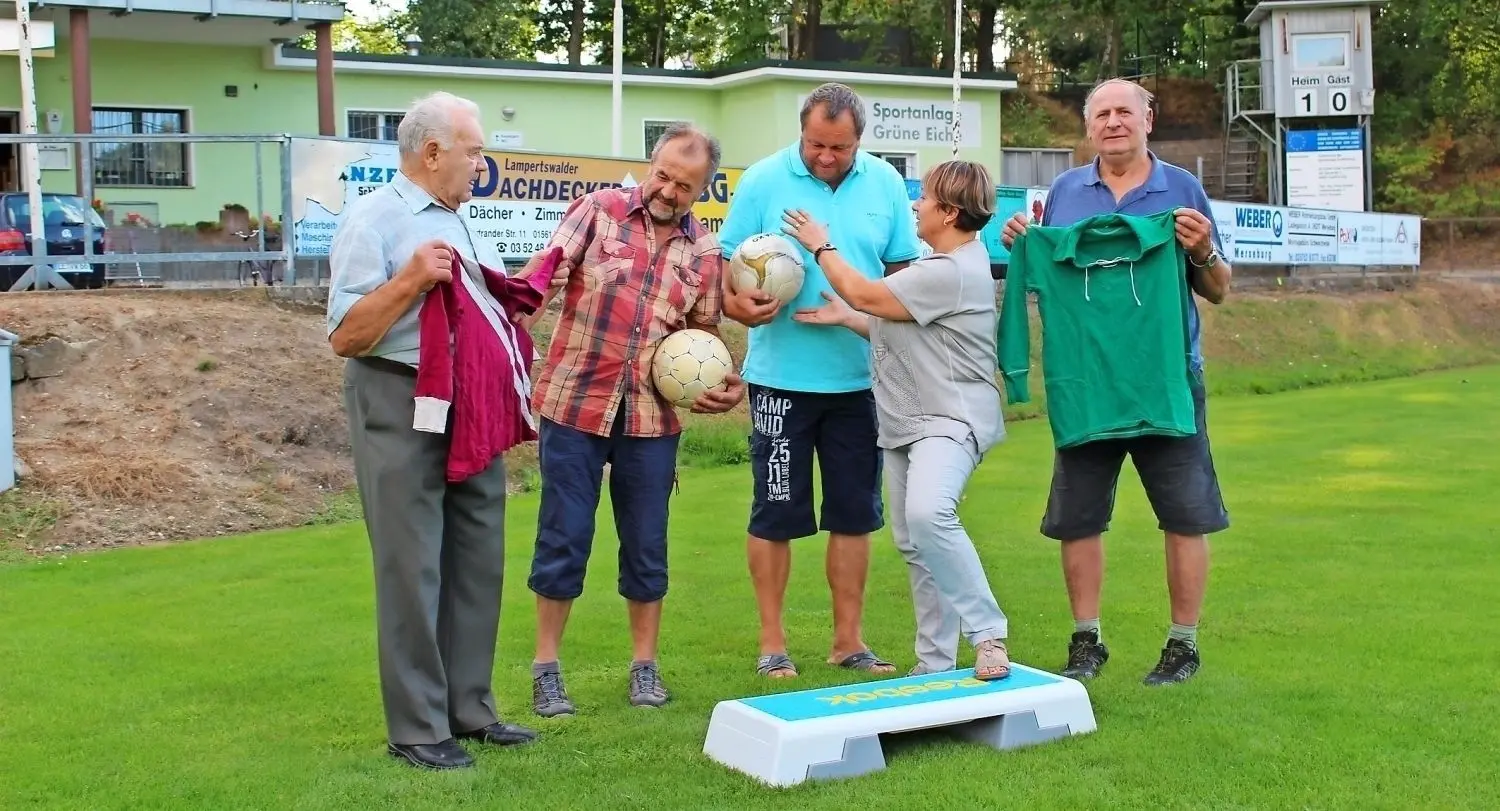 Die Ehrenmitglieder der SG Grüne Eiche Großthiemig, Manfred Förster (l.) und Manfred Richter (r.), gehören zu den langjährigsten Vereinsmitgliedern der Sportgemeinschaft. Hier präsentieren sie Uralt-Trikots der Fußballer  sehr zur Freude des einst passionierten Läufers Karlheinz Gründlich, des Vereinsvorsitzenden Andre Gündel und von Vorstandsfrau Ines Zech.