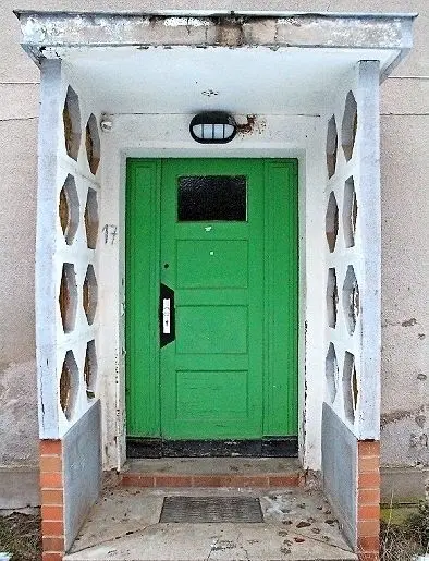 Der Eingang zur Weinbergstraße 17 heute. Er ist fest verschlossen. Auch alle erreichbaren Fenster sind mit Gittern oder Sperrholzplatten gesichert.