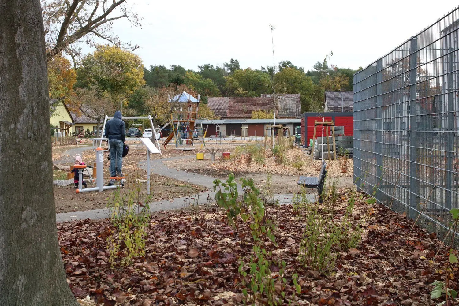 Zwischen den LWG-Blocks in der Goethestraße entstand eine neue Grünanlage mit einem Spielplatz und Sportgeräten.