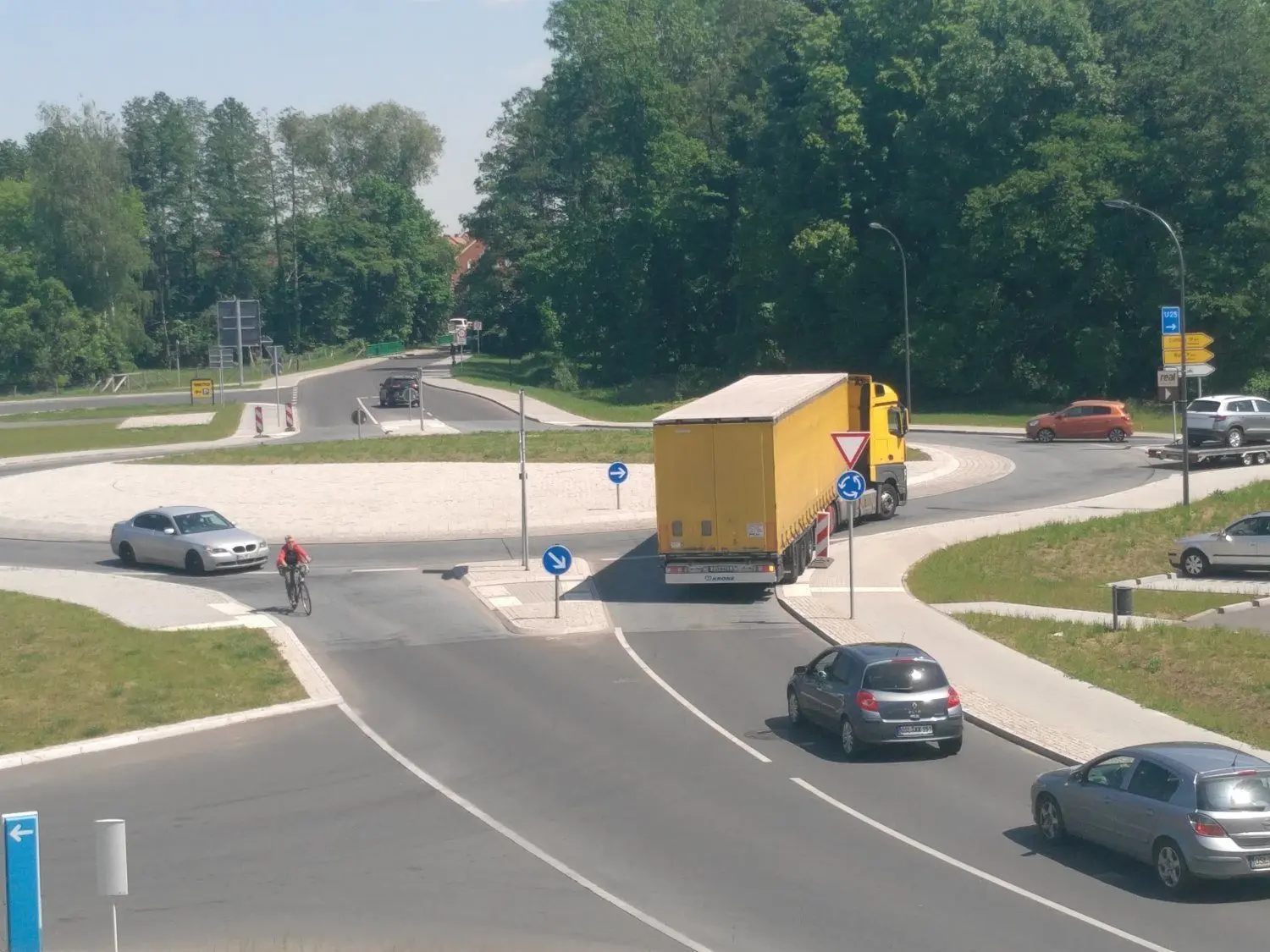 Zu schnelles Einfahren von Lkw in den Vetschauer Kreisel oder falsche Lenkbewegungen sind die häufigste Ursache für Beschädigungen am Kreisverkehr.