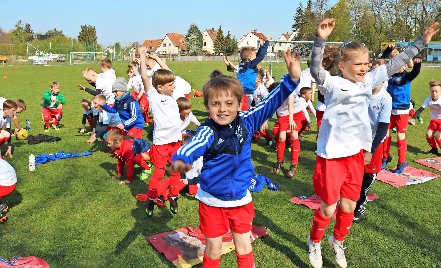 Die Kinder sind schon während der Aufwärmarbeit begeistert bei der Sache, wie hier Jayden Gerlach und Jule Schmidt.