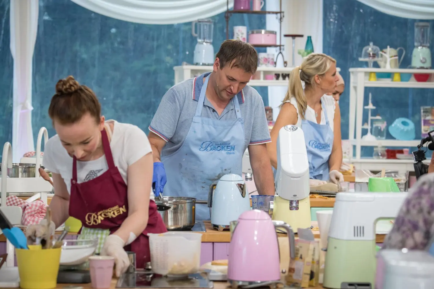 Steve Hauptvogel aus Hohenleipisch inmitten der verbliebenen sieben KandidatInnen bei „Das große Backen“ von Sat.1.