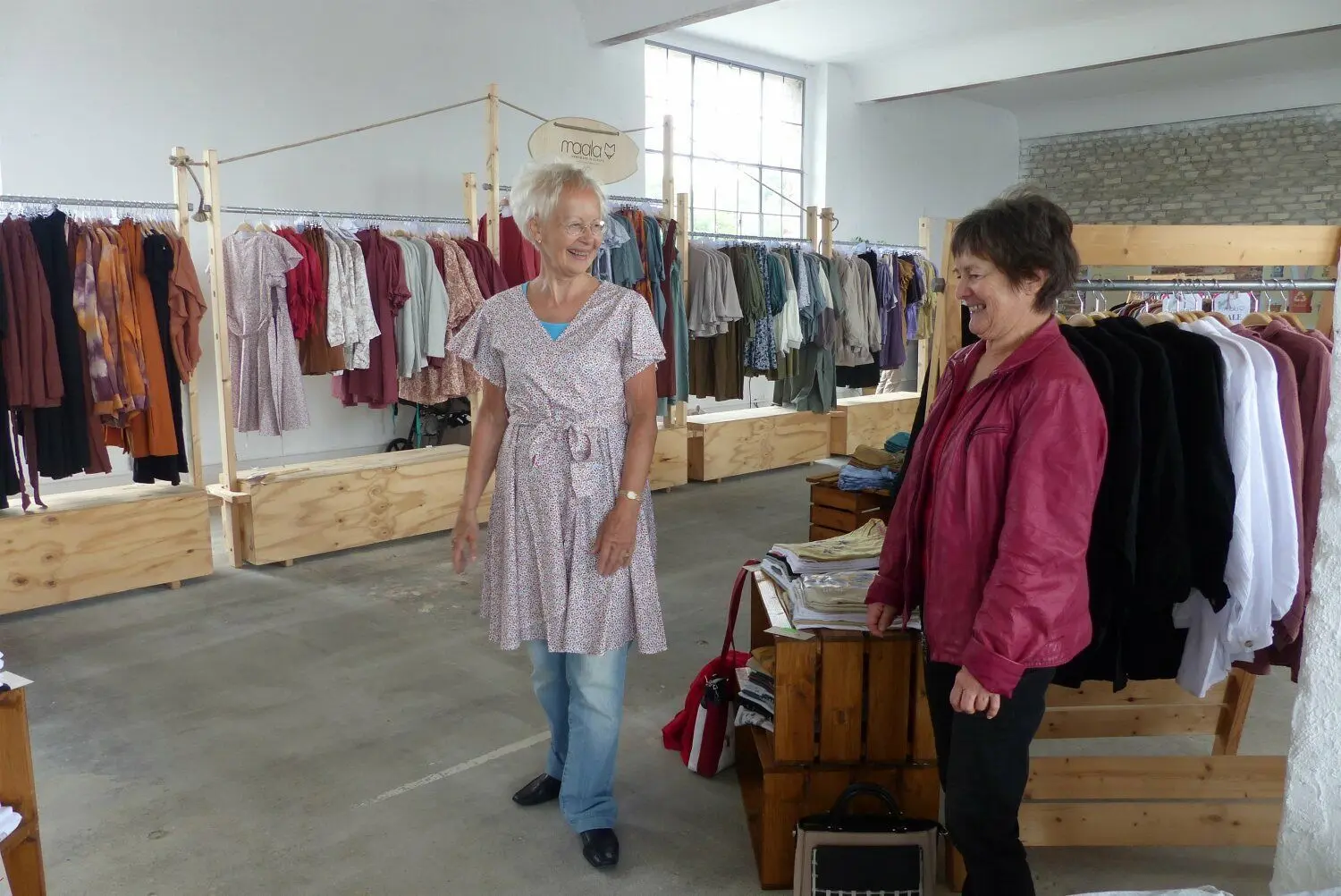 Gabriele Mettcher (l.) hat ein luftiges Sommerkleid von Maala Fashion für sich entdeckt. Sie lässt sich von Freundin Monika Zech beraten.
