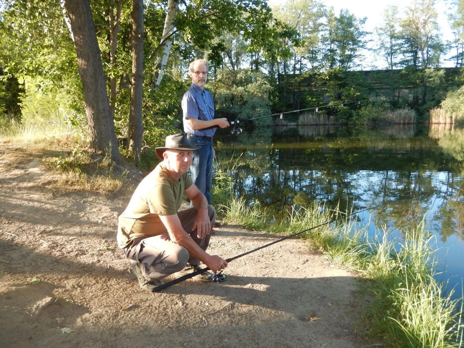 Die beiden Anglerfreunde Jens Neumann (l.) und Hartmut Sterz (r.) am Simmersdorfer Ziegeleiteich.