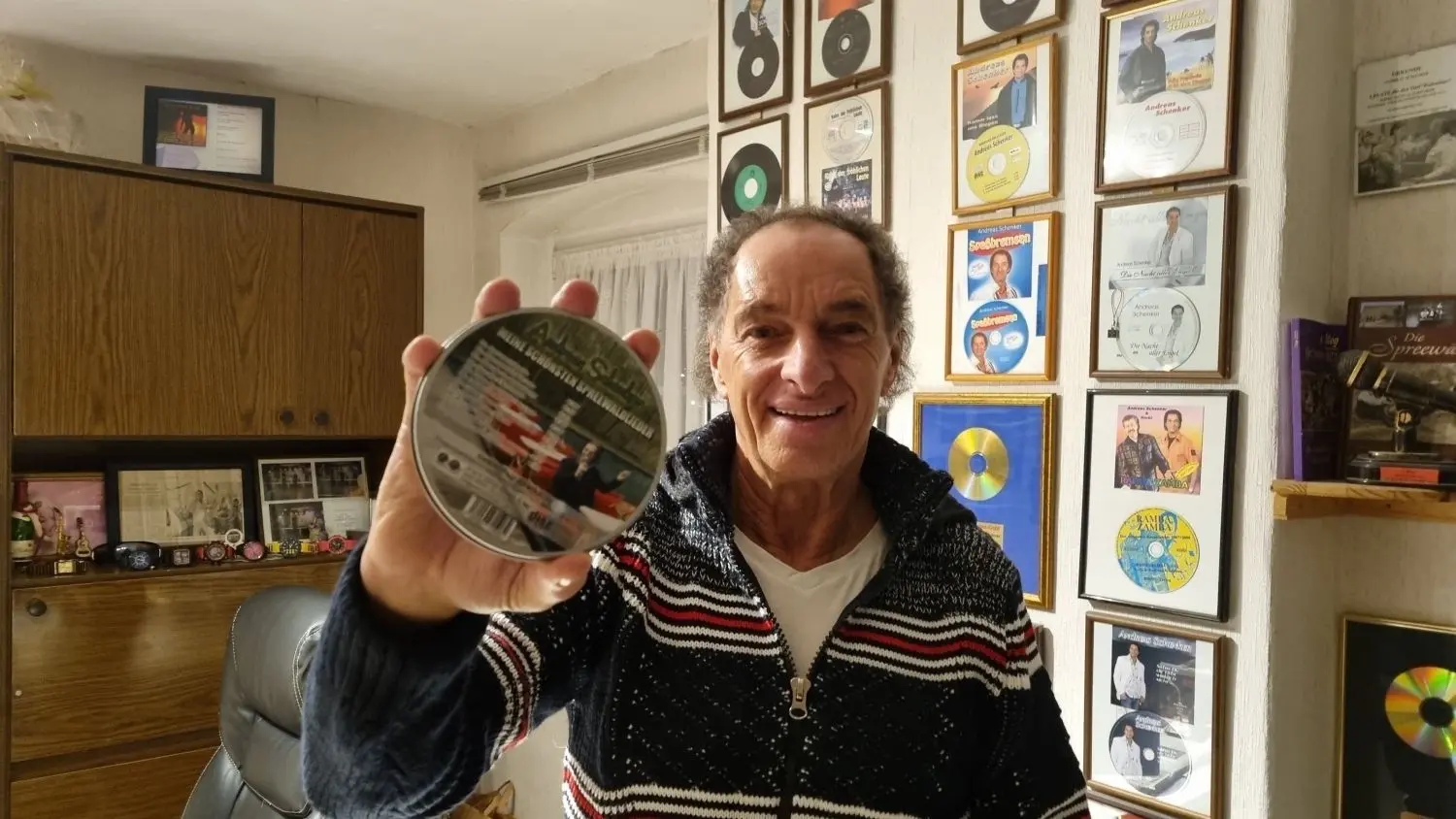 Andreas Schenker zu Hause in Boblitz mit seiner jüngsten CD „Meine schönsten Spreewaldlieder“.