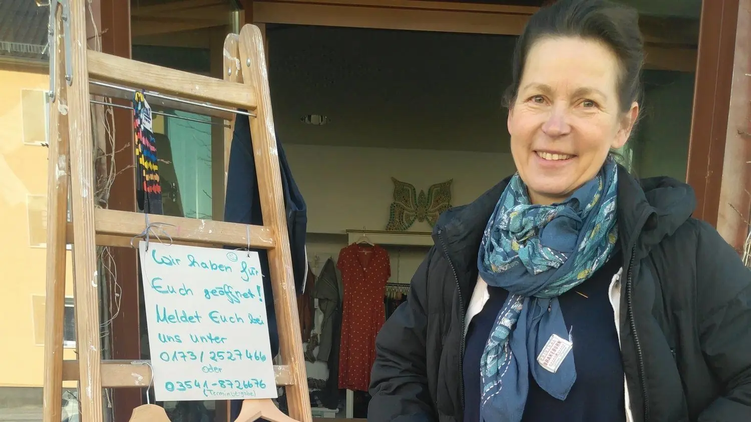 Monika Lux vom Modefachgeschäft Indeed in der Cottbuser Straße in Calau hat seit Montag wieder geöffnet. Termine vergibt sie telefonisch. Eine Stunde räumt sie dem jeweiligen Kunden für seinen Einkauf ein. Der Kunde genießt dadurch ungeteilte Aufmerksamkeit, für die Inhaberin ist es aber nur ein erster Schritt zur Normalität.