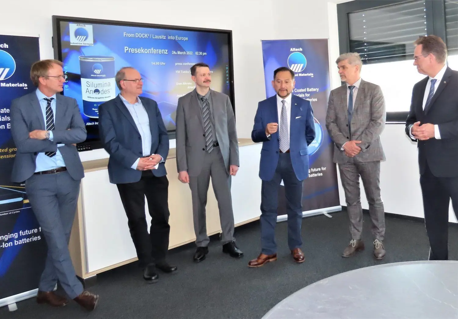Entspannt lauscht der Rede von Prinz Yaacob Khyra (Mitte) Jan Meier-Kortwig (l.), der Geschäftsführer der Küttner GmbH & Co. KG. Dabei muss er am schnellsten aktiv werden: Sein Unternehmen soll die Pilotanlage bis Oktober aufbauen.