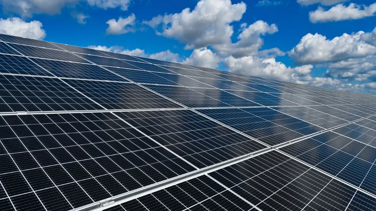 Soll neben dem geplanten 136 Hektar großen Solarpark südwestlich von Nardt ein weiterer am Flugplatz entstehen? Die Rathäuser in Bergen und Elsterheide sagen, dass sie von nichts wüssten.
ARCHIV - 11.08.2021, Brandenburg, Werneuchen: Der EnBW-Solarpark «Weesow-Willmersdorf» im Landkreis Barnim, östlich von Berlin. Eine Schlüsselrolle gerade für energieintensive Unternehmen spielt der Ausbau des Ökostroms aus erneuerbaren Energien sowie der Bau neuer Stromnetze, der derzeit vor allem wegen langer Planungs- und Genehmigungsverfahren nicht vorankomme. (zu dpa «Was die Wirtschaft von einer neuen Regierung erwartet») Foto: Patrick Pleul/dpa-Zentralbild/dpa +++ dpa-Bildfunk +++