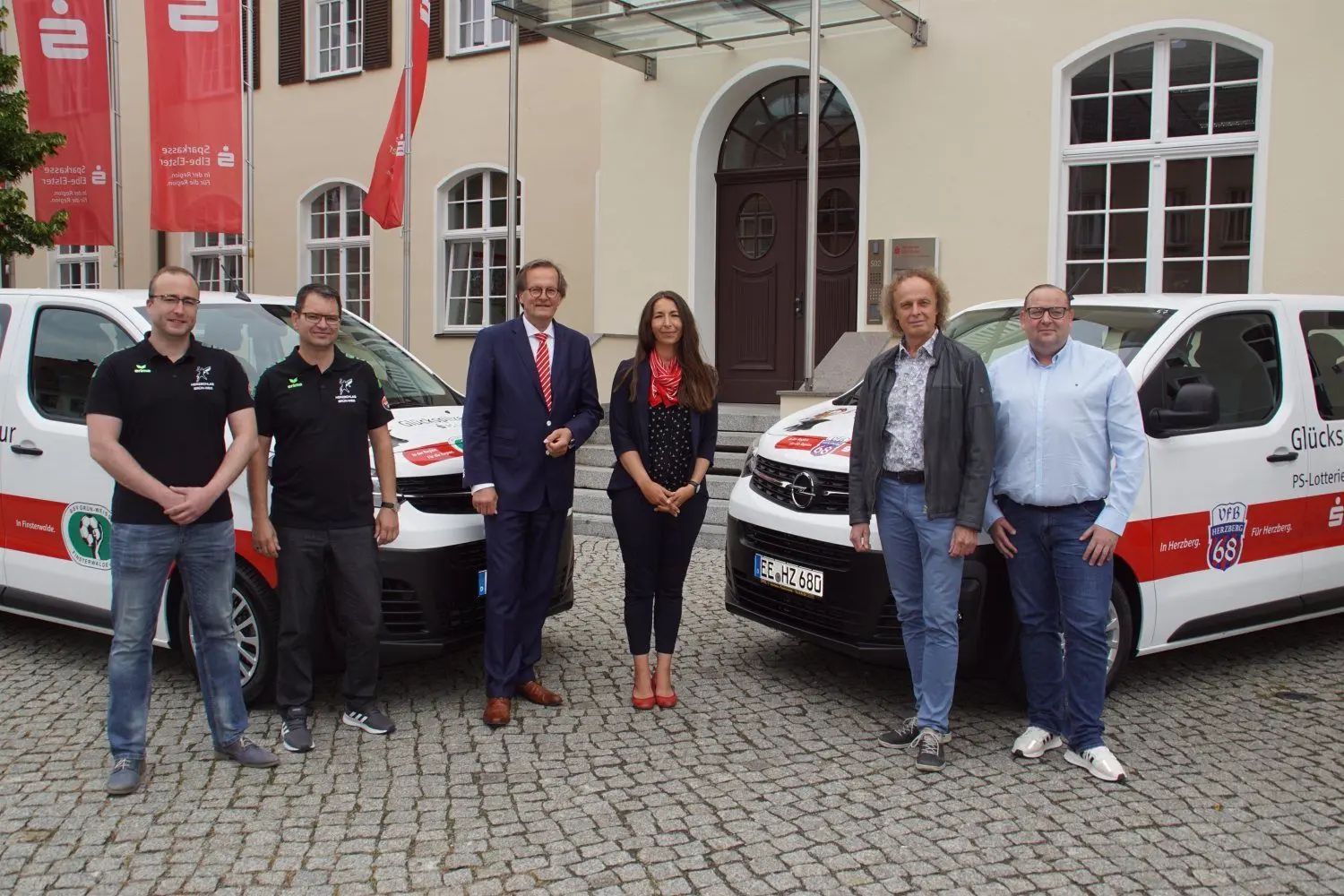 Marcel Graß, Lutz Gerndt (BSV Grün-Weiß Finsterwalde), Jürgen Riecke (Sparkasse Elbe-Elster), Julia Rösch (PS-Lotterie), Dr. Frank Hamann und Frank Lehmann (VfB Herzberg) bei der Übergabe der Vereinsbusse.