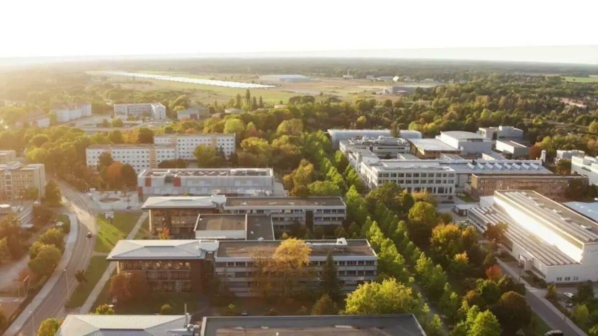 Die Lausitz Science Park wird am Rand der Brandenburgischen Technischen Universität Cottbus-Senftenberg auf dem ehemaligen Flughafengelände, hier im Bildhintergrund, entstehen.
Die Lausitz Science Park wird am Rand der Brandenburgischen Technischen Universität Cottbus-Senftenberg auf dem ehemaligen Fllughafengelände, hier im Bildhintergrund, entstehen.