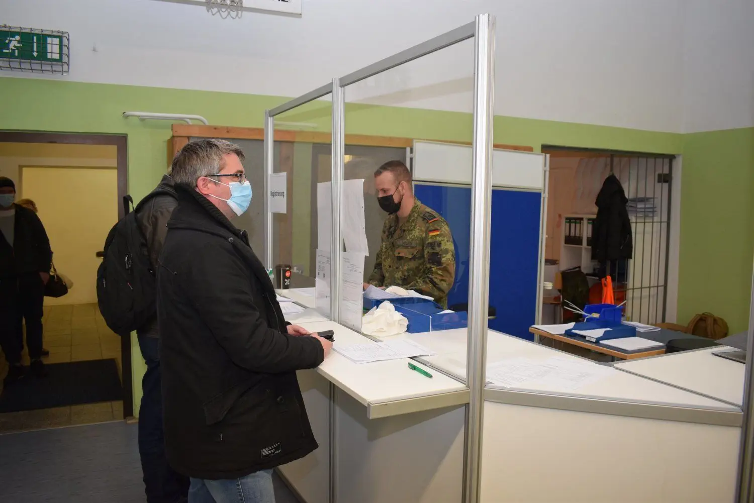 Die Bundeswehr unterstützt den Landkreis Spree-Neiße im Impfzentrum in der Kreisvolkshochschule in Forst.