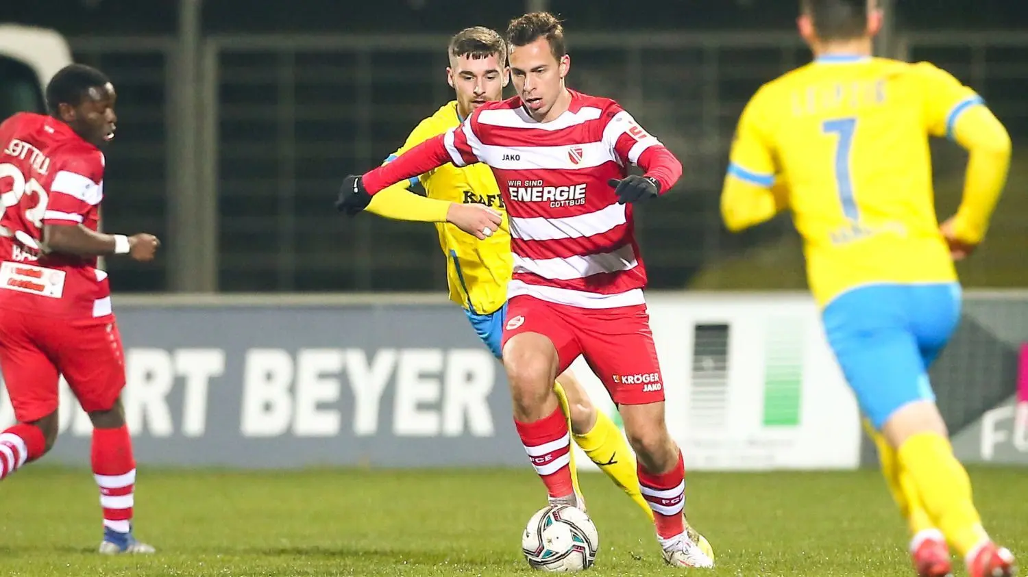 Maximilian Pronichev (M.) von Energie Cottbus gehört zu den auffälligsten Spielern in der Fußball-Regionalliga Nordost.