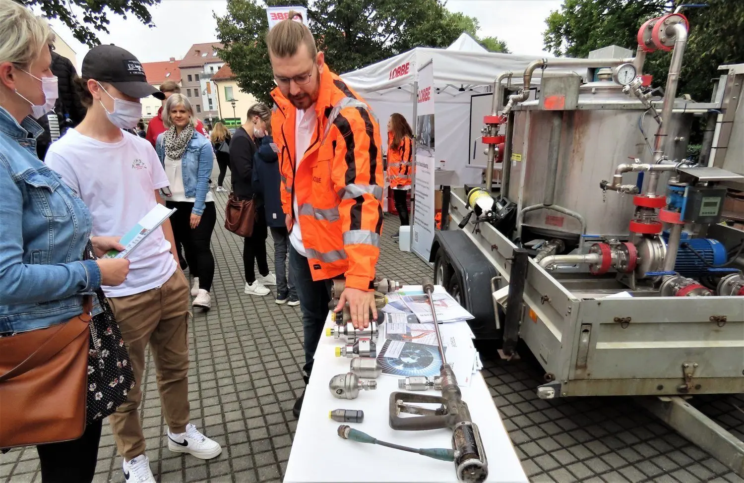 Lobbe reinigt Böden, hilft Unternehmen, ihre Anlagen wieder sauber zu bekommen, das erläutert Felix Kassner Oberschülern und ihren Eltern.