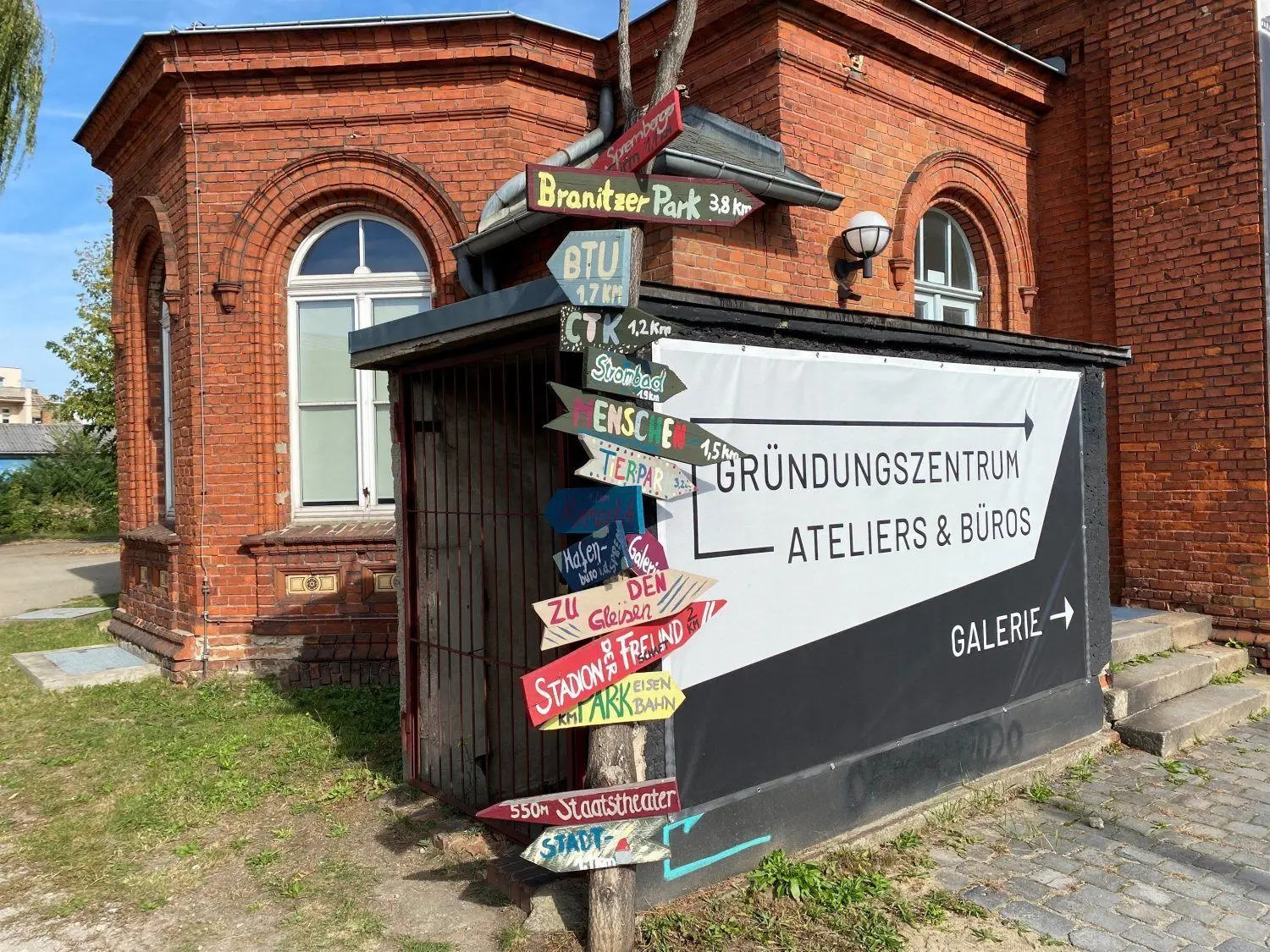 Die Kreativen des Bunten Bahnhofs haben einfach mal selbst Wegweiser gebastelt, die zeigen, was Cottbus alles zu bieten hat.