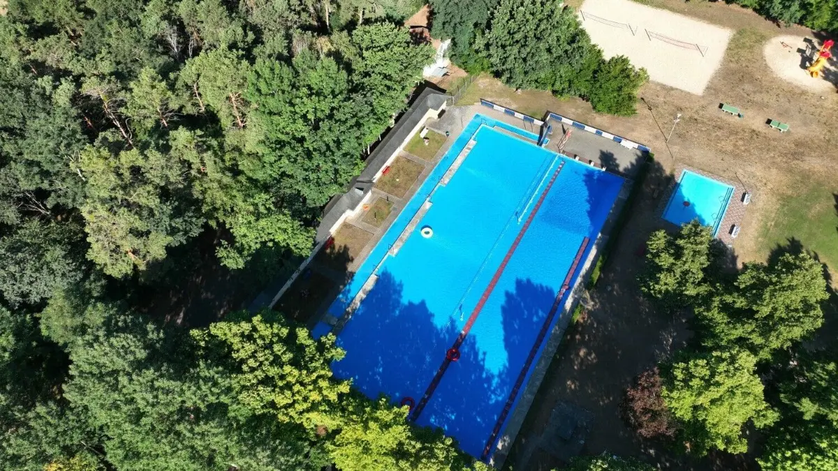 Luftaufnahme vom Juli 2022 vom Sommerbad Vetschau an der Reptener Chaussee. Der politische Wille zum dauerhaften Erhalt des Bades und einer notwendigen Sanierung ist da.
Luftaufnahme vom 24.07.2022
Sommerbad Vetschau an der Reptener Chaussee
