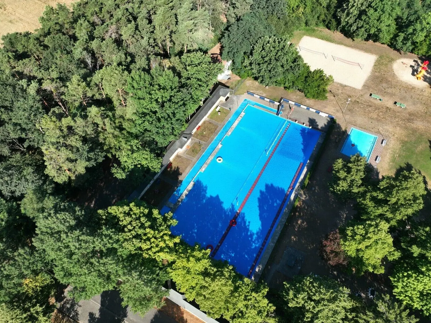 Luftaufnahme vom Juli 2022 vom Sommerbad Vetschau an der Reptener Chaussee. Der politische Wille zum dauerhaften Erhalt des Bades und einer notwendigen Sanierung ist da.