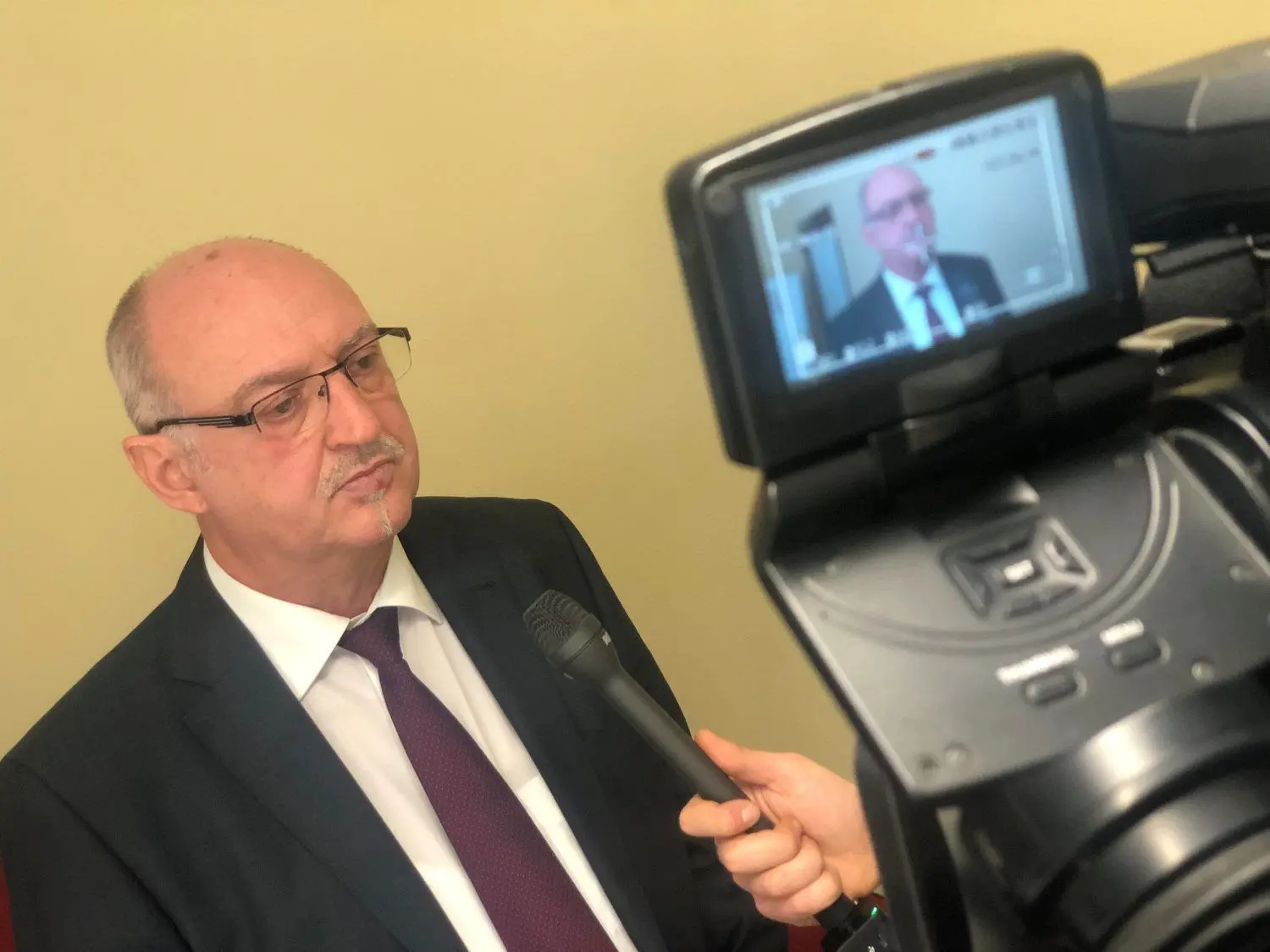 Kriminaldienstleiter Detlef Stierl steht der Presse zum aufgeklärten Diebstahl Rede und Antwort. Foto: Hummel