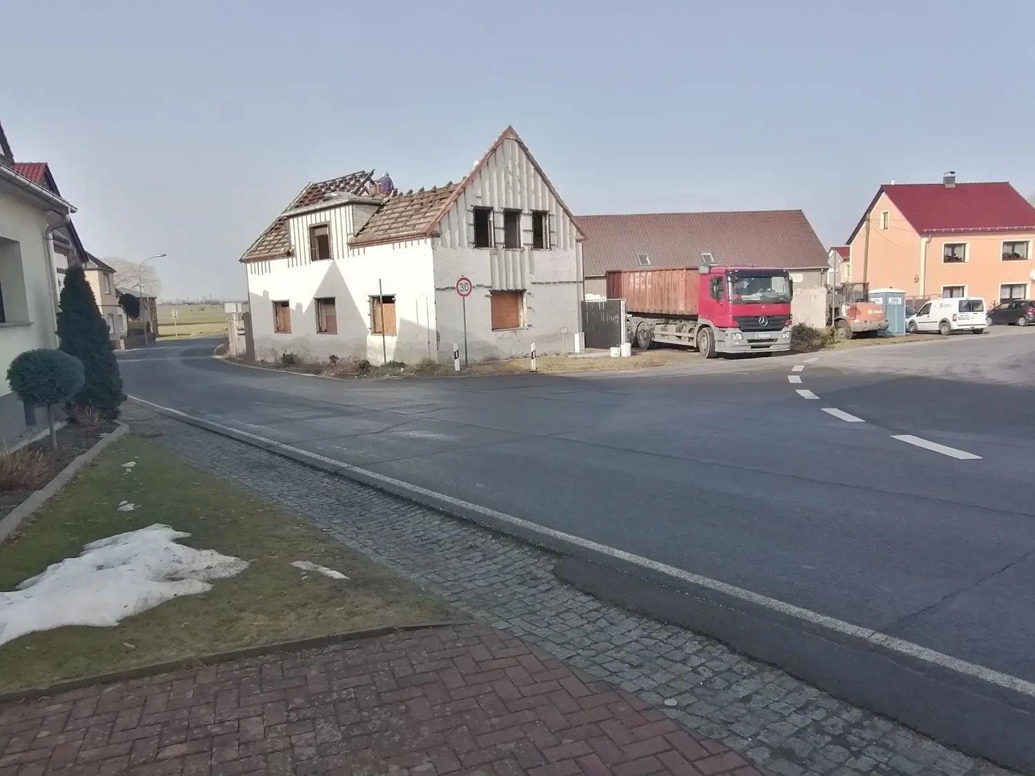 Das komplette Anwesen mit mehreren Gebäuden wird kleinteilig mit dem Lastwagen zur Entsorgung davongefahren.
