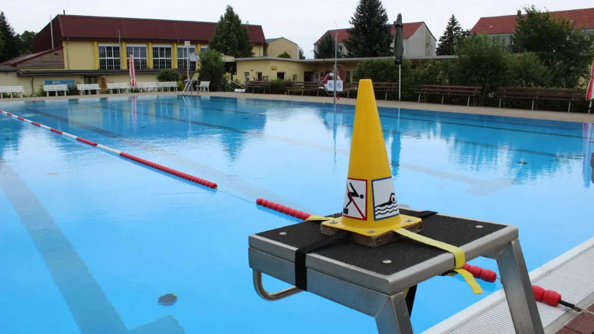 In Tröbitz sollen die Becken schon bald wieder gefüllt sein. Nicht nur mit Wasser, sondern auch mit Besuchern.
2019/07/15 Freibad in Tröbitz, Wie viele andere Gemeinden. so kann auch Tröbitz sein Schwimmbad nur mit sehr viel Mühen erhalten. Foto: Stephan Meyer