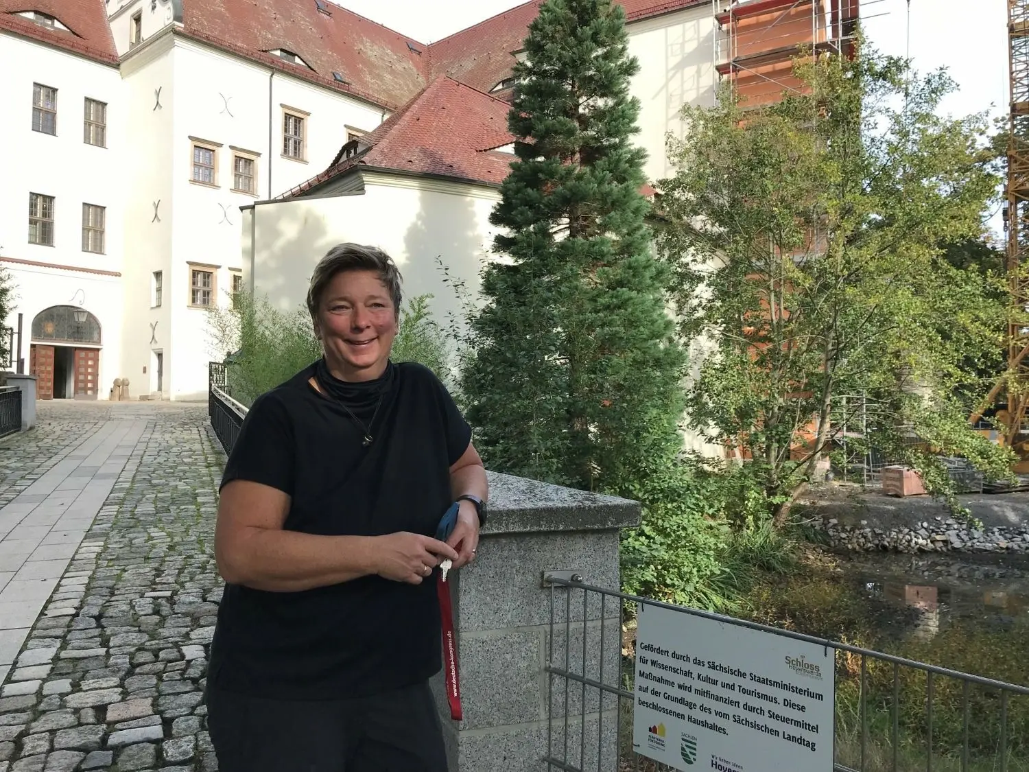 Museumsleiterin Kerstin Noack freut sich, dass das Schloss Hoyerswerda bis Anfang 2024 seinen neuen Treppenturm bekommen wird.