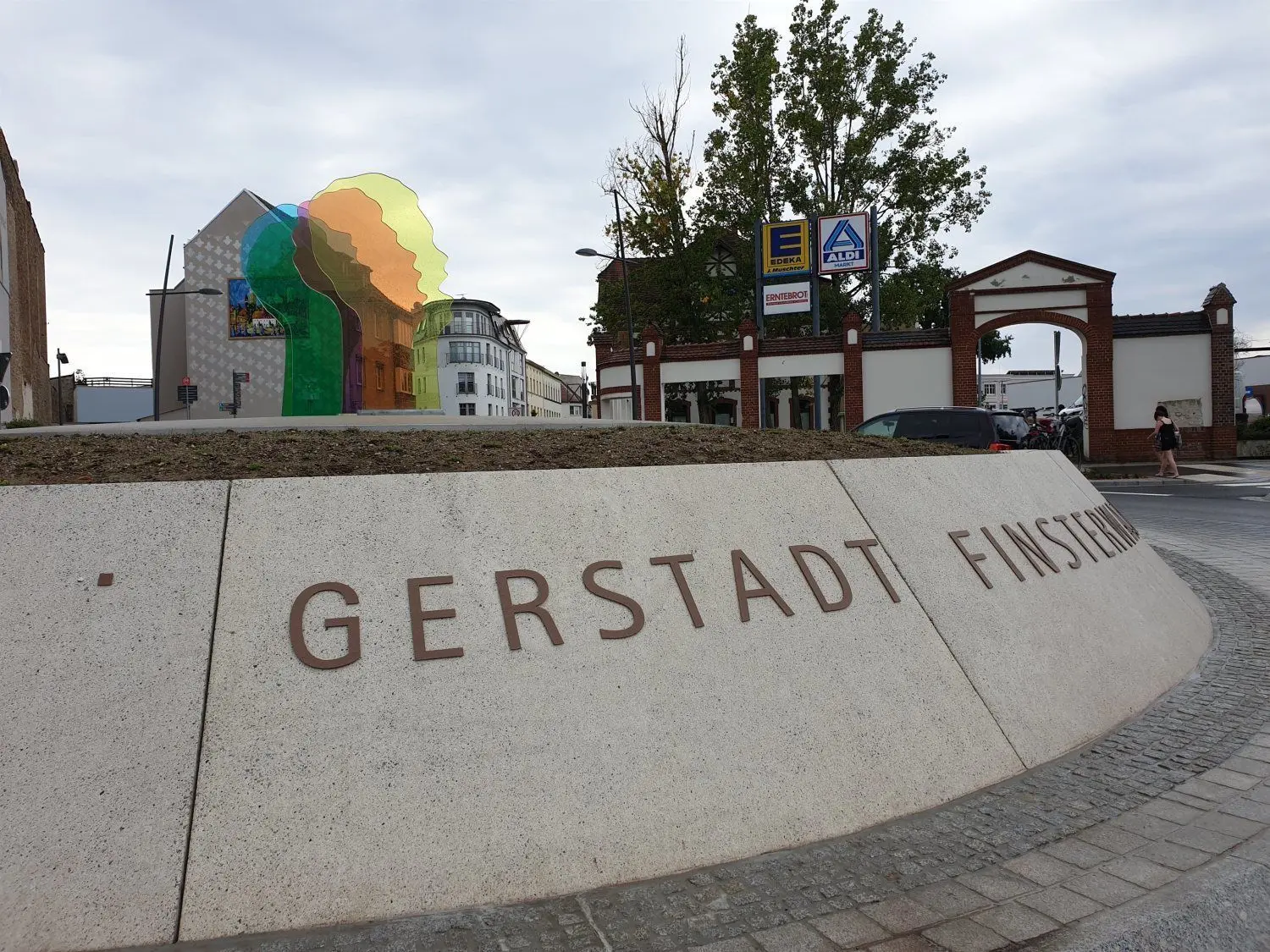 Der Schriftzug am neuen Kreisverkehr wurde schnell zur Spielwiese für Vandalen. Immer wieder fehlten über Nacht Buchstaben.