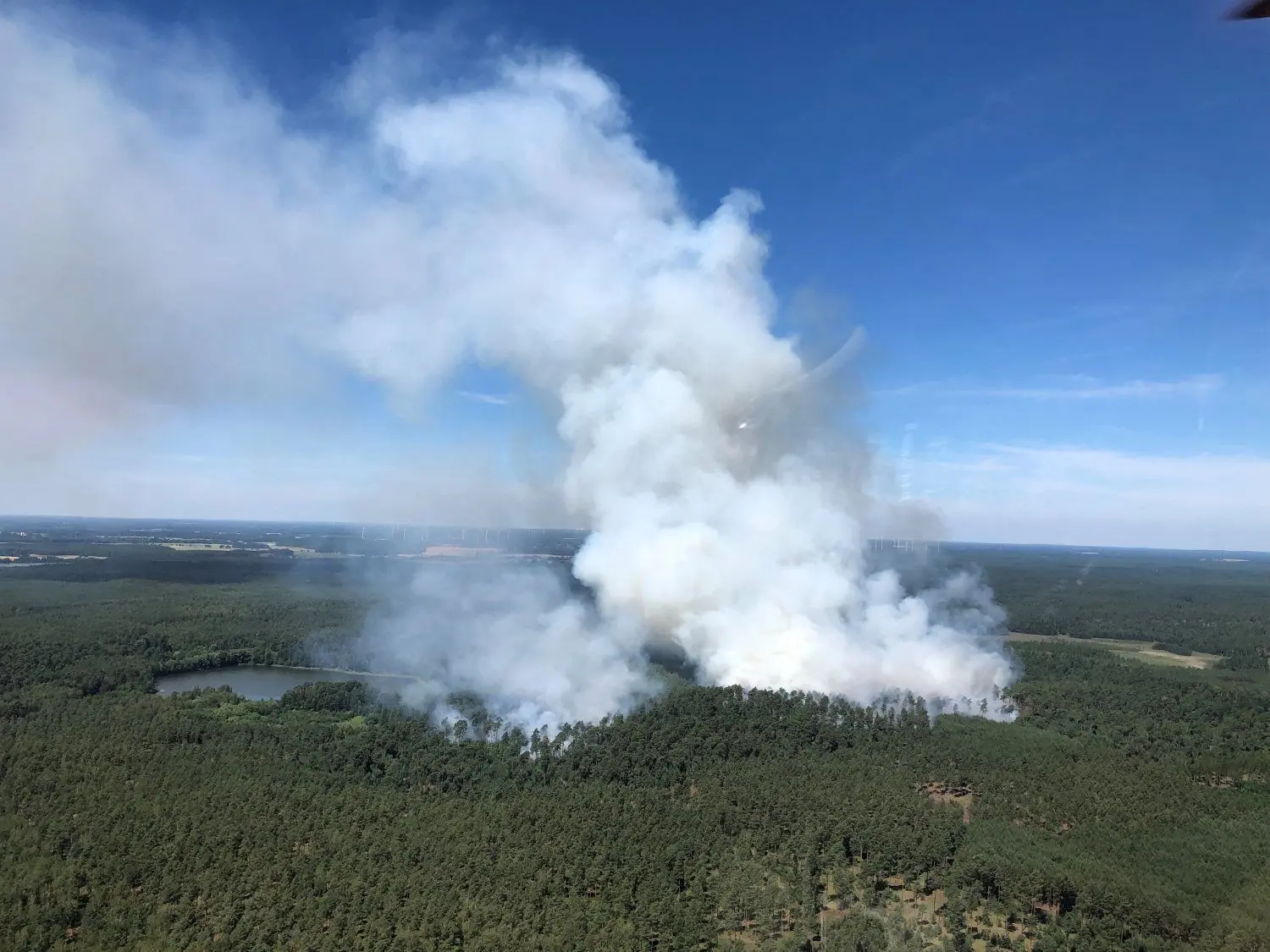 Blick auf den Waldbrand in der Lieberoser Heide am Montagnachmittag.