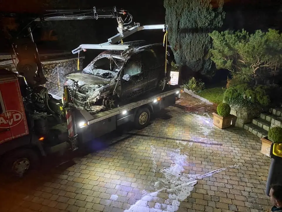 Das Auto musste nach dem Löschen abgeschleppt werden.