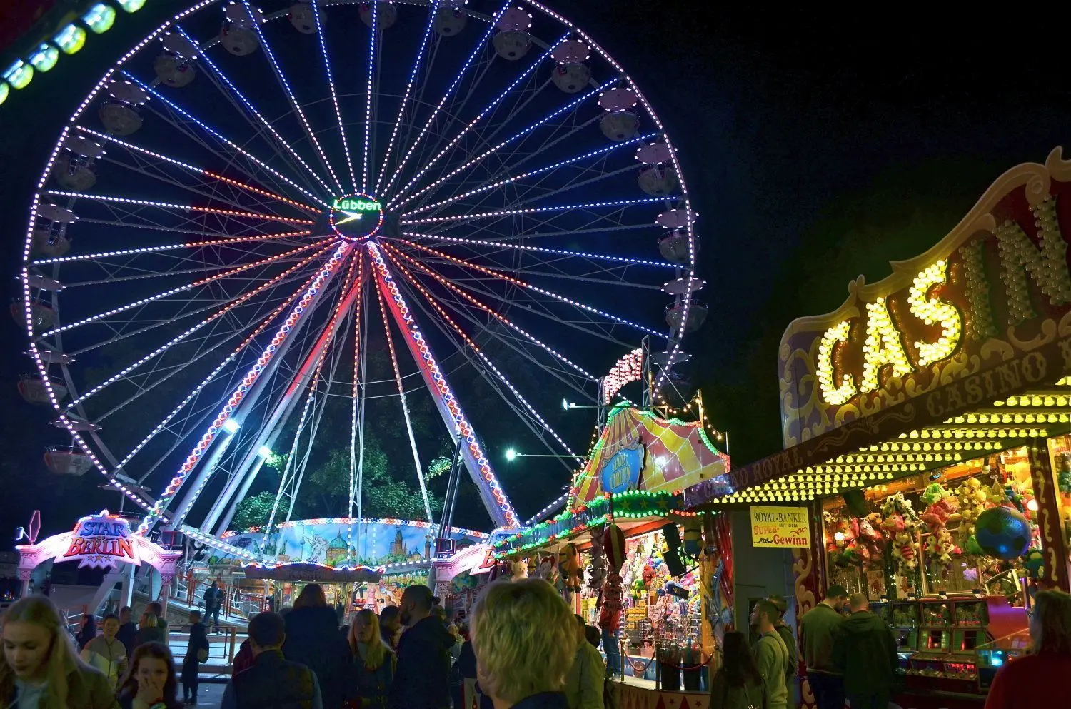 Der Vergnügungspark beim Spreewaldfest ist immer ein Publikumsmagnet. Dieses Jahr muss das Lübbener Stadtfest wegen der Corona-Einschränkungen nun doch ausfallen. Ende Juli lockt allerdings ein kleineres Kultur-Event auf Neuhaus.