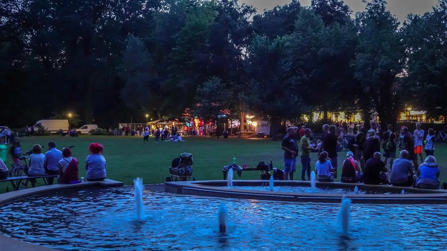 Kaisernacht mit Roland-Kaiser-Double im Kurpark Bad Liebenwerda - einige Gäste blieben auf Entfernung - genossen Musik und Partyfeeling vom Brunnen aus.