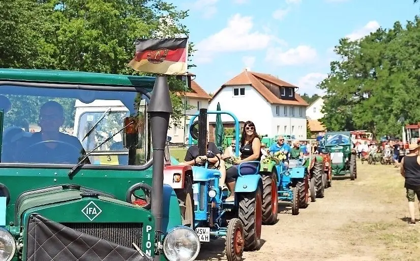Treckerparade in Klein Priebus: Jedes einzelne Gefährt wird den Besuchern vorgestellt.