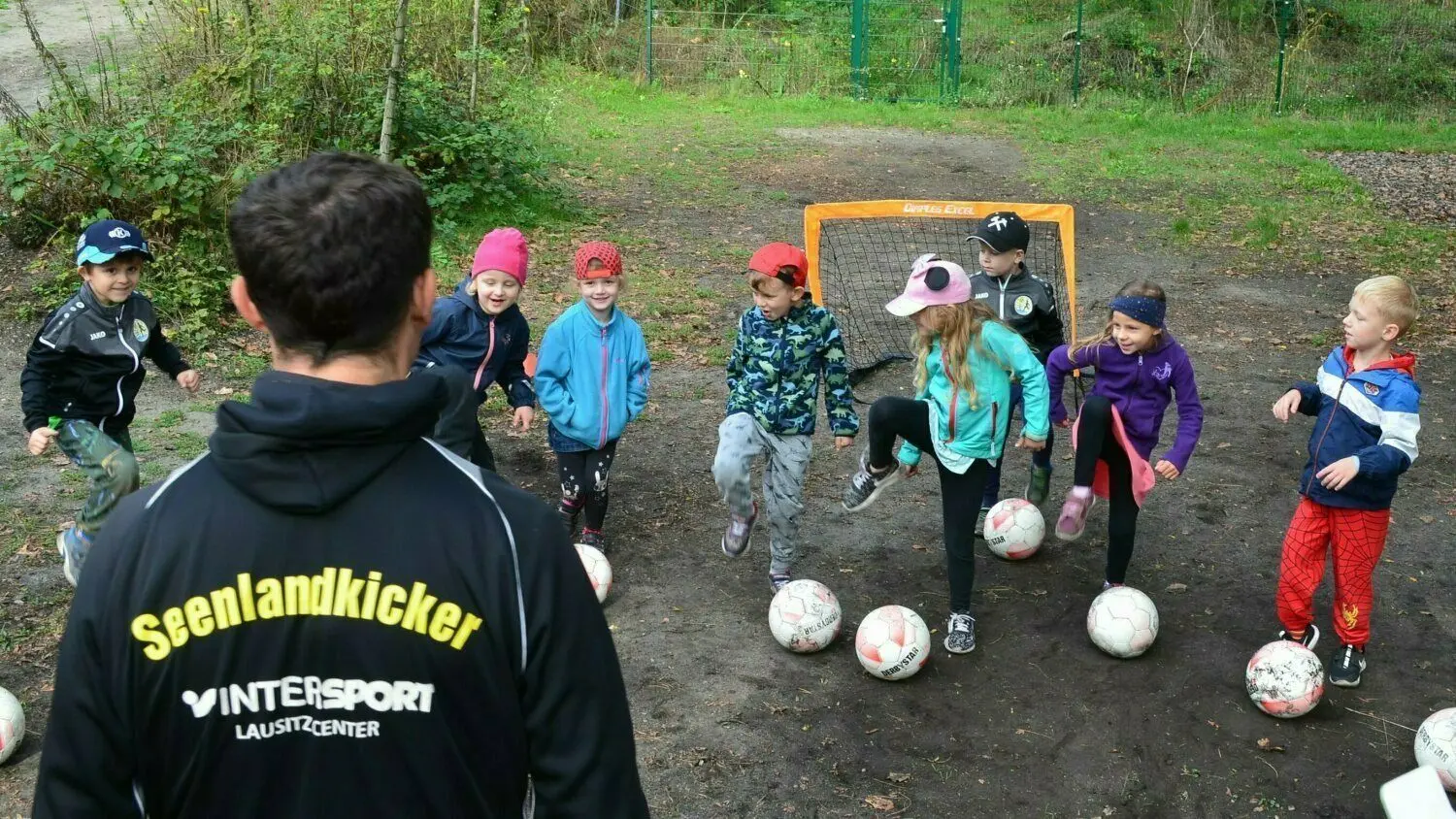 Schnuppertraining für die Vier- bis Sechsjährigen in der Laubuscher Kita Brüderchen und Schwesterchen: Können die Seenlandkicker noch mehr Mädchen und Jungen zum Kicken begeistern?