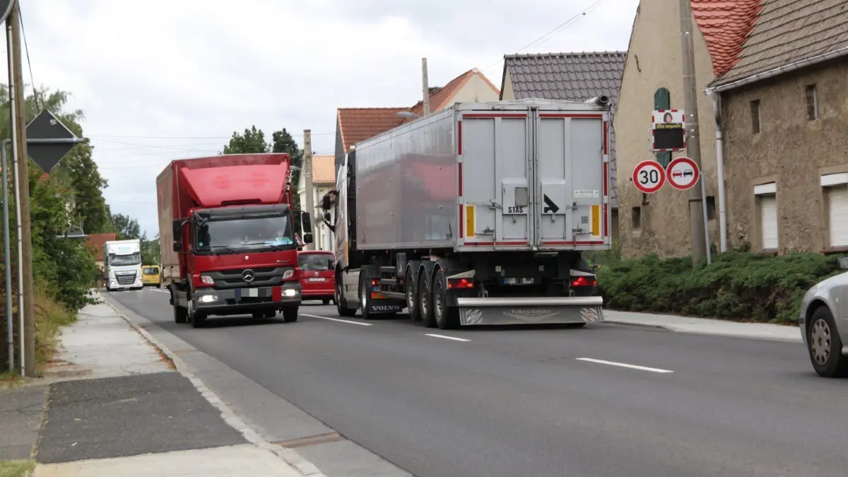 Die B169 führt im Süden von Brandenburg bislang mitten durch mehrere Dörfer und Ortsteile – wie hier in Allmosen. Der Bund hat nun dem Bau mehrerer Ortsumfahrungen zugestimmt. Einen Zeitplan dafür gibt es noch nicht.
Der Krach, den täglich mehr als 1000 Schwerlaster auf der B169 wie hier in Allmosen verursachen, überschreitet Lärm-Schwellenwerte deutlich.