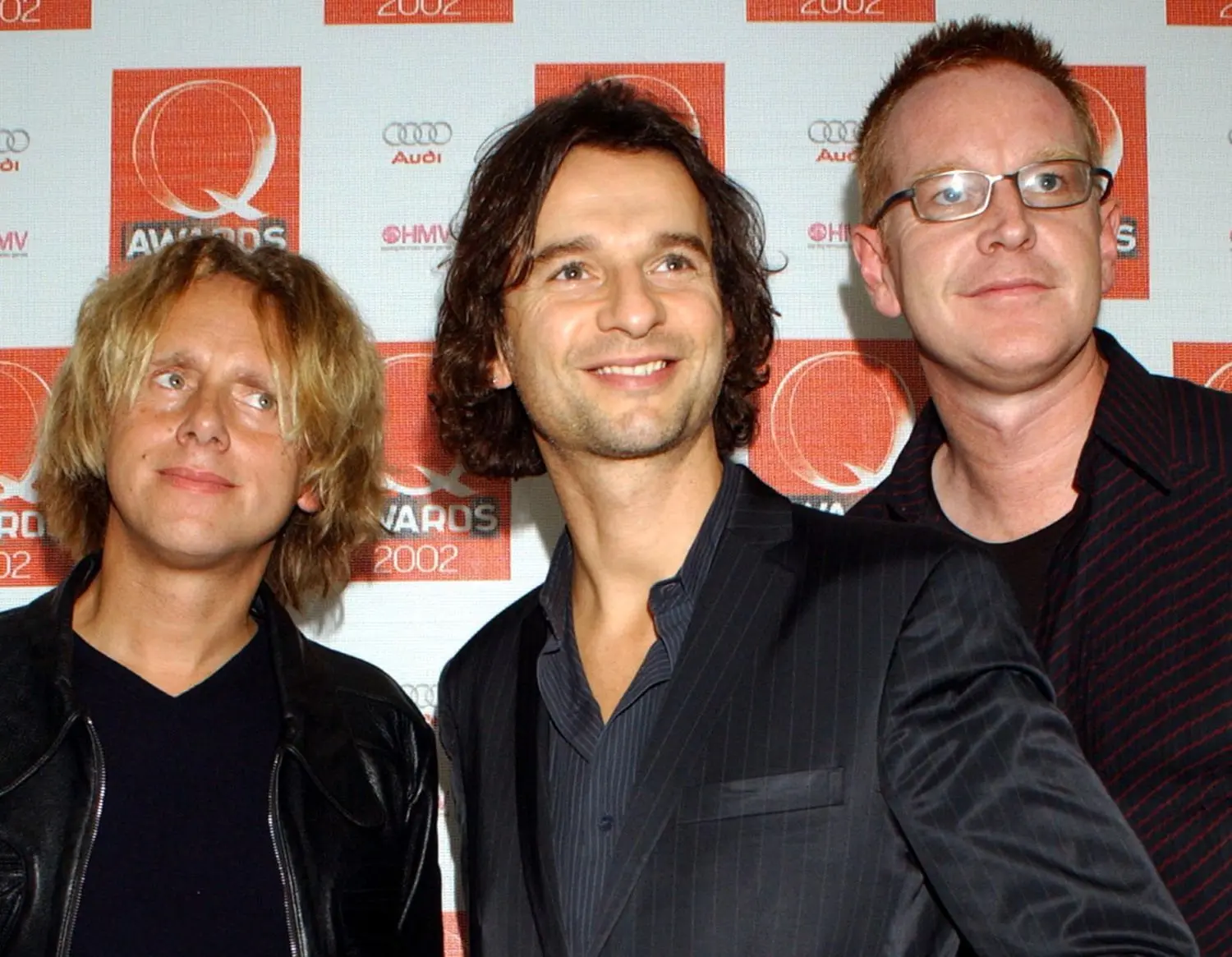 Martin Gore (v.l.), Dave Gahan und Andy Fletcher von der britischen Synth-Rock Band Depeche Mode bei der Ankunft in der Old Saatchi Gallery in London für die Q Awards 2002. Jetzt ist Fletcher, Keyboarder und Gründungsmitglied von Depeche Mode, gestorben, wie die Band in einem Posting in den sozialen Medien bekannt gab.