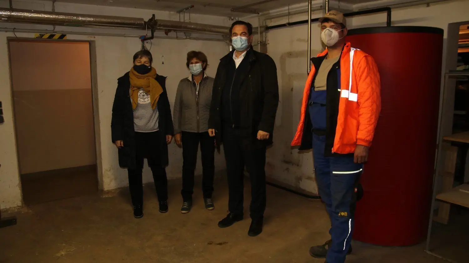 Viele Platz ist mit der neuen Heizung im Kellerraum der Kita „Gute Laune“. (Jana Liebermann, Marion Trott, Maik Mattheis, Michael Leo v.l.n.r.)