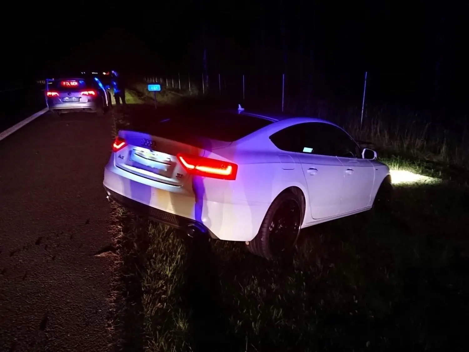 Auch der Fahrer dieses gestohlenen Audis wollte vor der Polizei fliehen. Das Auto wurde an der Anschlusstelle Roggosen der A 15 mit einem Nagelgurt gestoppt. Der Fahrer konnte unerkannt fliehen.