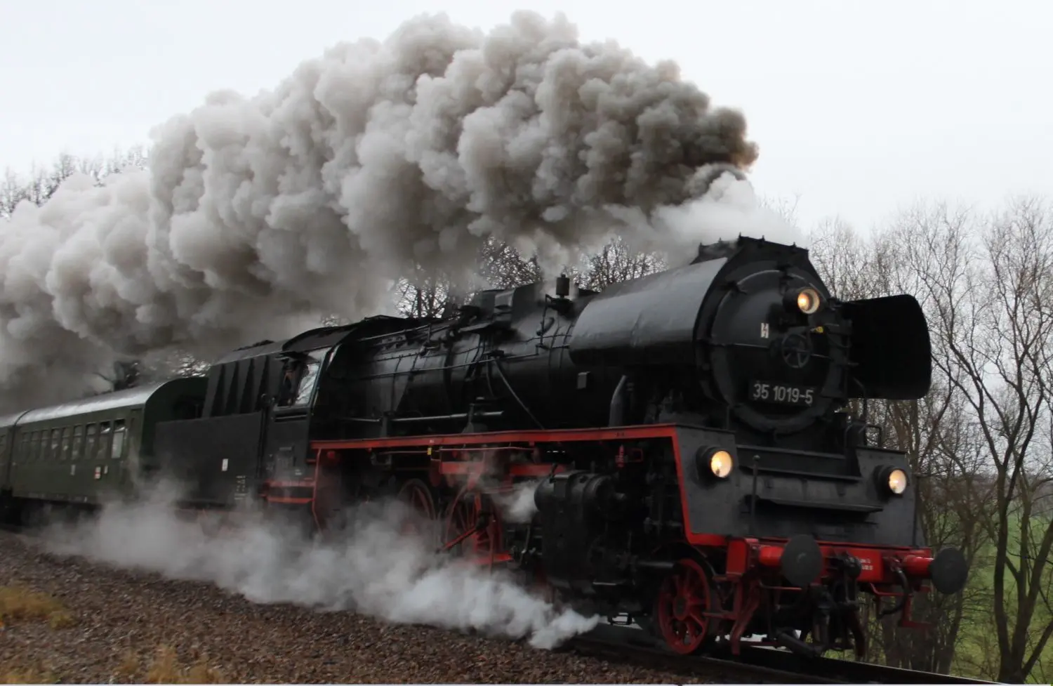 Die eine geht: Der LDC Lausitzer Dampflokclub trennt sich von der Schnellzugdampflok 231019. Auf diesem Foto ist sie noch mit der Kennung 351019 unterwegs. Die Nummerierung der Baureihe wurde später geändert.