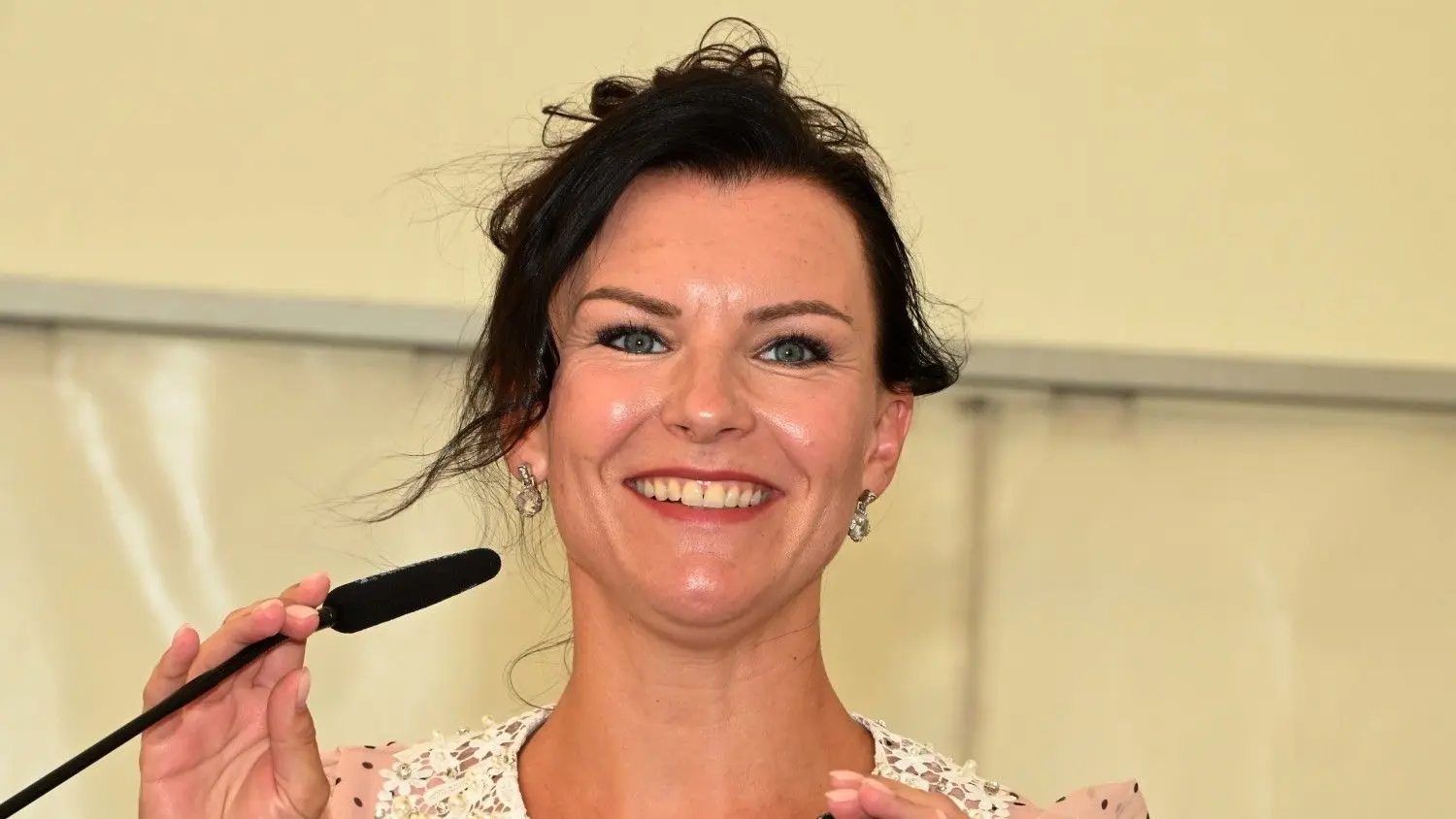 „Frauen sollten die Chance nutzen, thematisch in die Beriche vorzudringen, die wenig bespielt werden und wo es auch zu wenige Frauen gibt“, sagt die CDU-Bundestagsabgeordnete Jana Schimke.