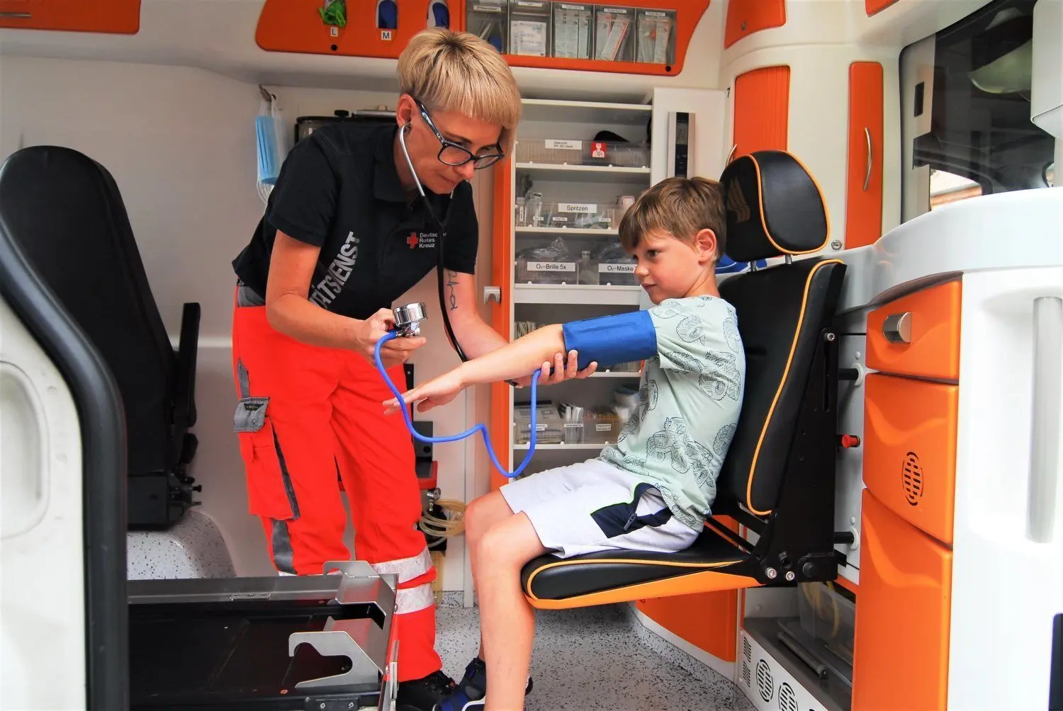 Einmal Blutdruck messen, bitte. Manche Utensilien der Rettungskräfte durfen die Vorschulkinder auch am eigenen Leib erproben.