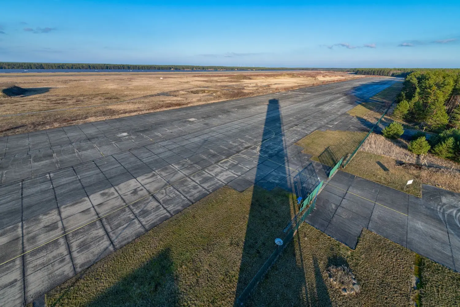 Ein Schatten mit Symbolkraft: Irgendwo dort, wo er hinzeigt, sollen ab 2021 neue Hallen entstehen, um Busse auf dem Flugplatz Cottbus-Drewitz umzurüsten.