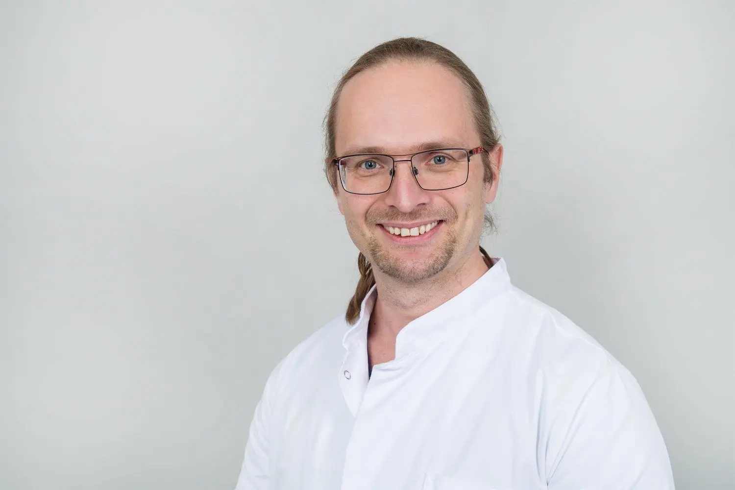 Lars Geerdts arbeitet als Oberarzt auf der Kinderstation am Cottbuser Carl-Thiem-Klinikum in Cottbus und ist selbst Vater.