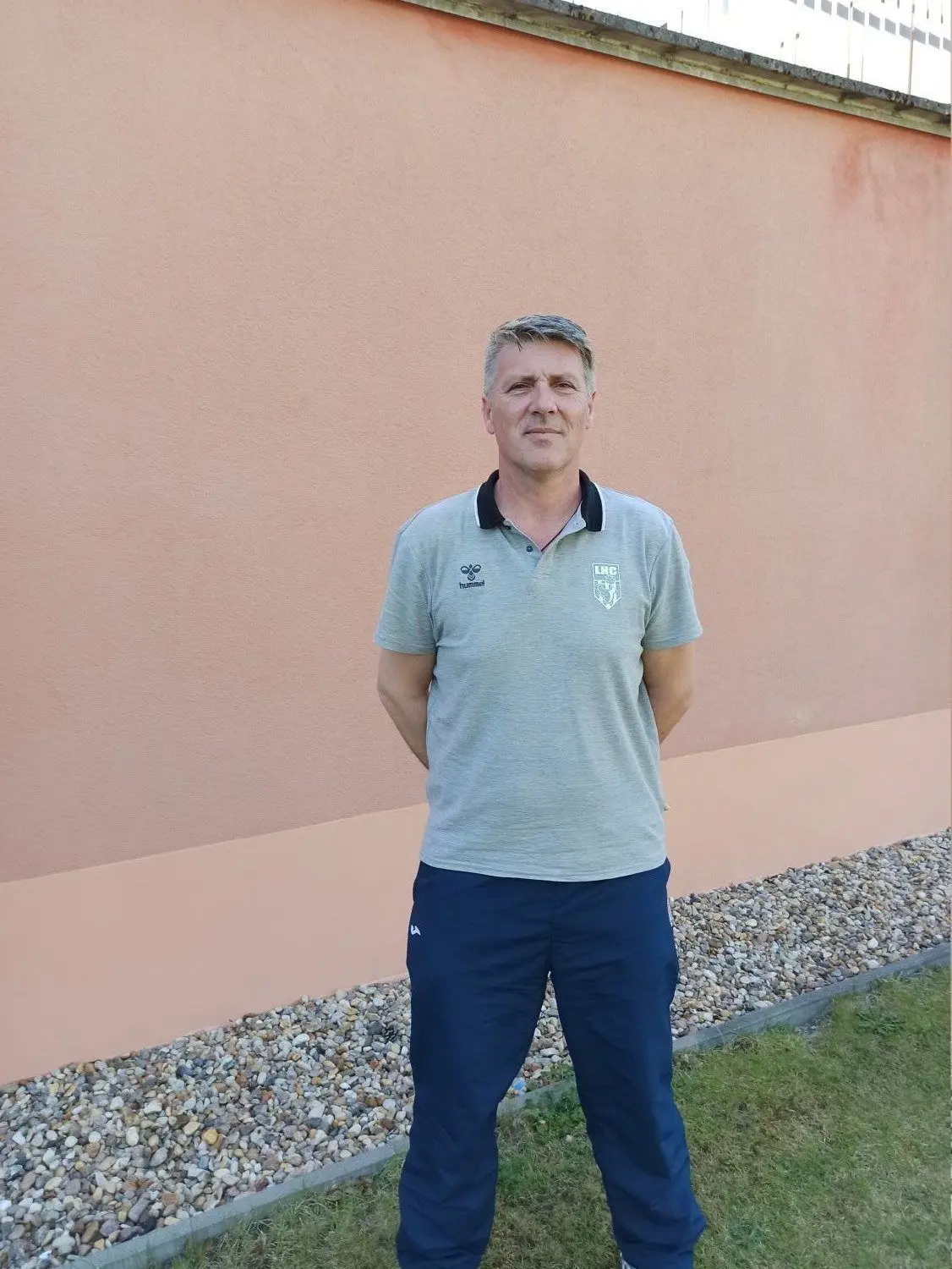 Tonci Druskovic, Landestrainer für den Handballnachwuchs der Lausitzer Sportschule und des LHC Cottbus, macht die Handballnationalmannschaft von Bahrain auf die Lausitz aufmerksam.