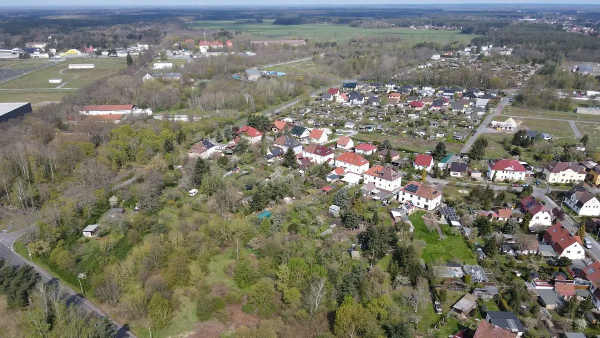 Im Cottbuser Ortsteil Schmellwitz soll ein neues Wohngebiet zwischen Fehrower Weg und Ernst-Heilmann-Weg entstehen.
Das Cottbuser Stadtparlament hat jüngst beschlossen, dass ein neues Baugebiet unweit der Windmühlensiedlung (auch Vogelsiedlung genannt) zwischen dem Fehrower Weg und dem Ernst-Heilmann-Weg entstehen soll.
In dieser Perspektive befindet sich der Ernst-Heilmann-Weg am unteren Bildrand, während der Fehrower Weg links verläuft.