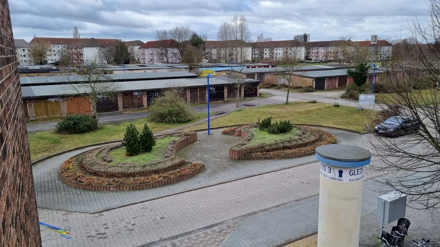 Blick auf den Garagenkomplex in der Güterbahnhofstraße in Lübbenau, im Hintergund Wohnhäuser in der Schillerstraße.