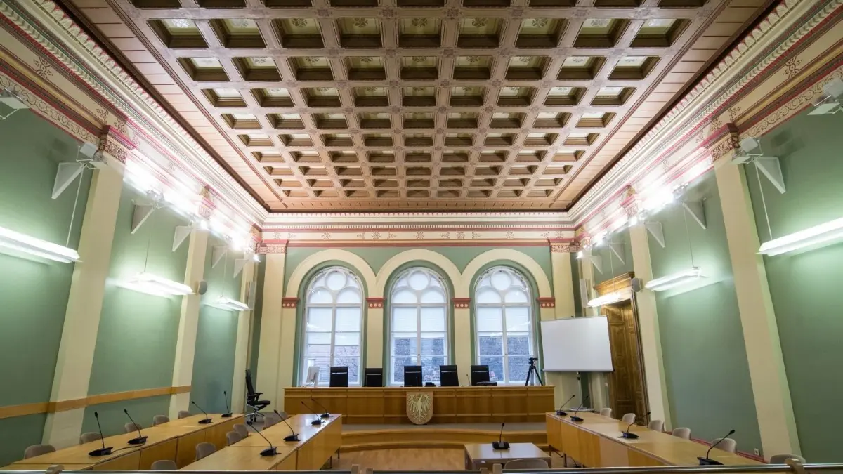 Landgericht Cottbus, Saal 209: Hier laufen die schweren Kriminalfälle aus der Lausitz, so wie der aktuelle Drogenprozess mit Angeklagten aus Senftenberg.
ARCHIV - Blick in einen Verhandlungssaal mit dem Brandenburger Adler im Landgericht von Cottbus (Brandenburg), fotografiert am 11.11.2015. Foto: Patrick Pleul/dpa (zu dpa «Häftling zum Würmer-Essen gezwungen - Prozess beginnt» vom 22.02.2016) +++ dpa-Bildfunk +++