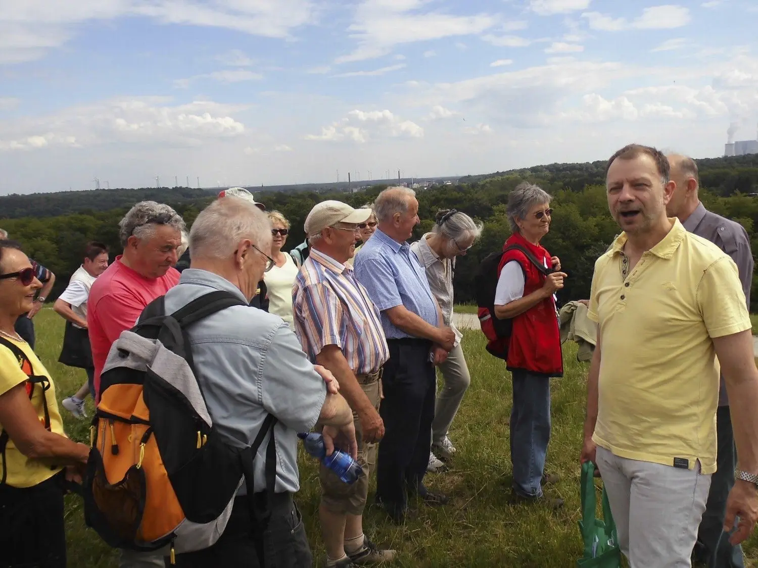 Eine Wandergruppe erkundete im Jahr 2014 mit Ralf Drews die begrünte Cantdorfer Deponie.